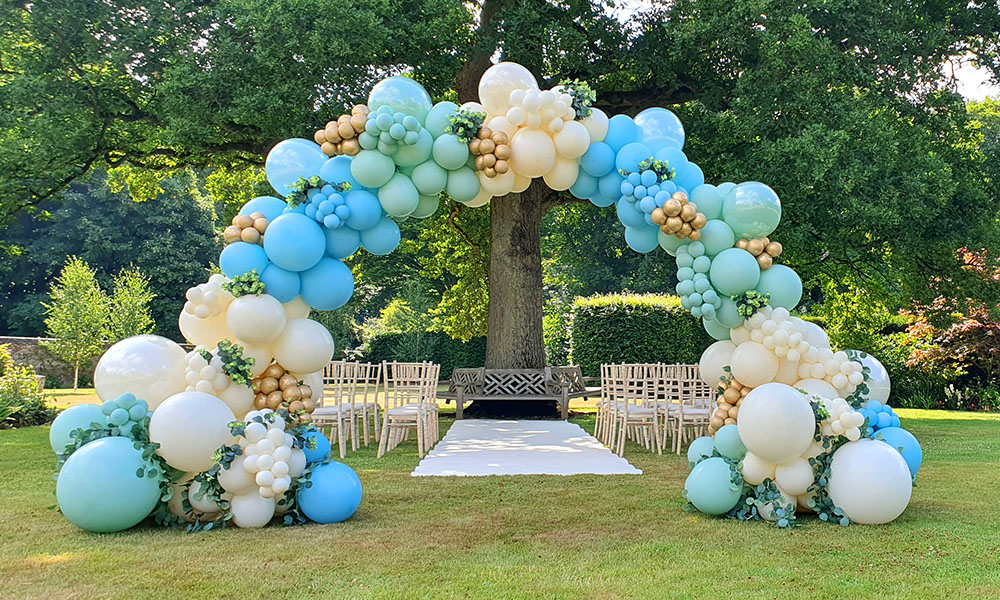 Deluxe organic arch with decobubbles and foliage £440