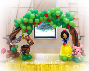 Snow White balloon table arch